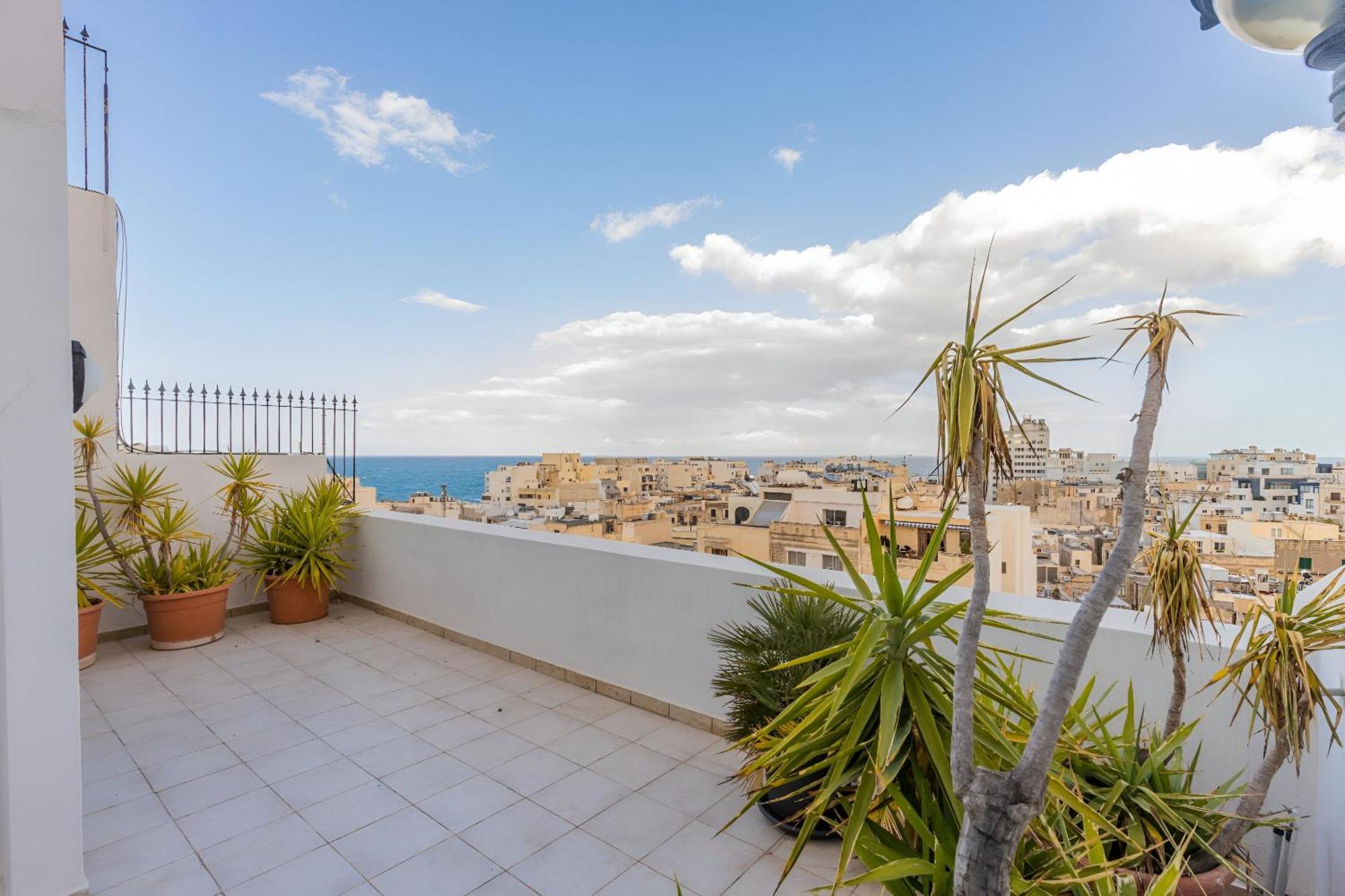 Appartement Stunning - Seaview Penthouse 3-Bed + Parking à Sliema Extérieur photo