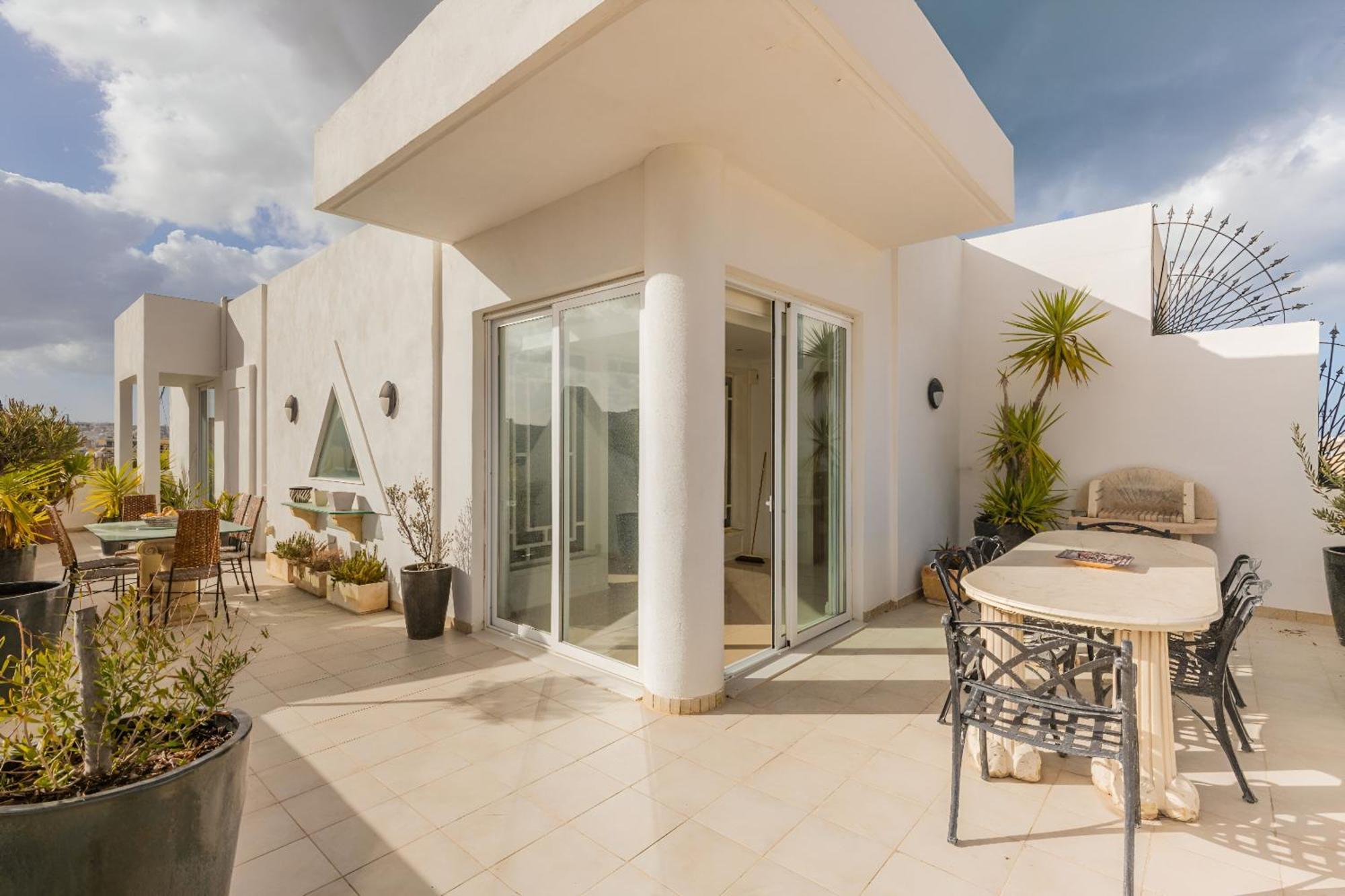 Appartement Stunning - Seaview Penthouse 3-Bed + Parking à Sliema Extérieur photo