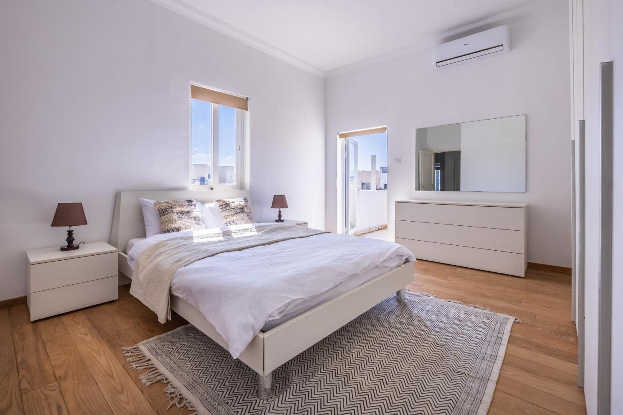 Appartement Stunning - Seaview Penthouse 3-Bed + Parking à Sliema Extérieur photo