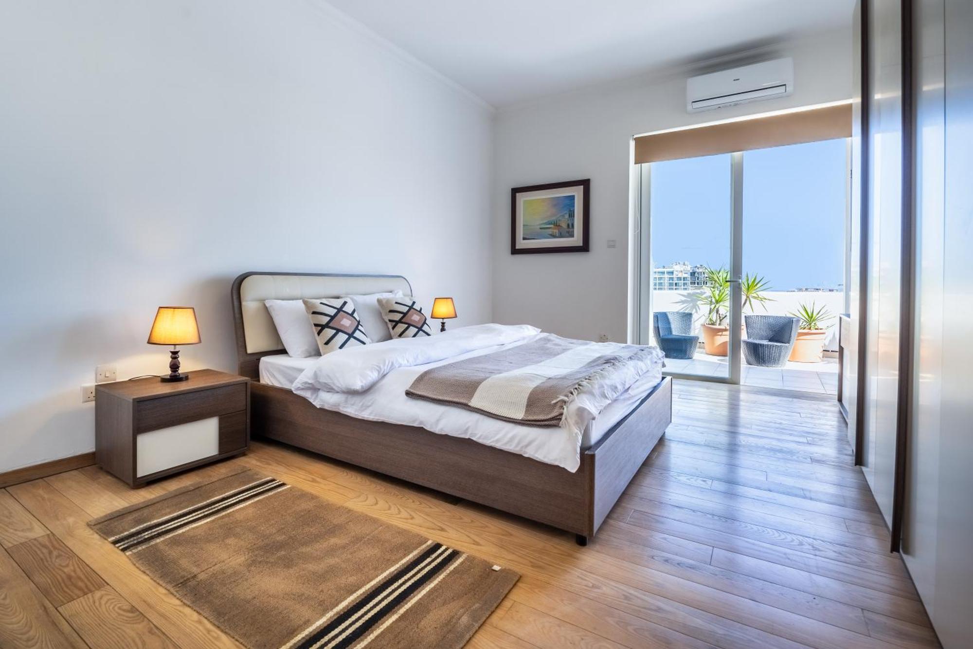 Appartement Stunning - Seaview Penthouse 3-Bed + Parking à Sliema Extérieur photo